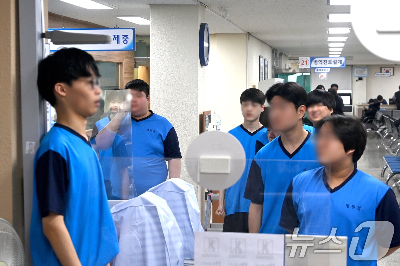 본문 이미지 - 2025년도 첫 병역판정검사가 시작된 13일 오전 경기 수원시 팔달구 경인지방병무청에서 입영대상자들이 신체검사를 받고 있다. (공동취재) 2025.1.13/뉴스1 ⓒ News1 김영운 기자