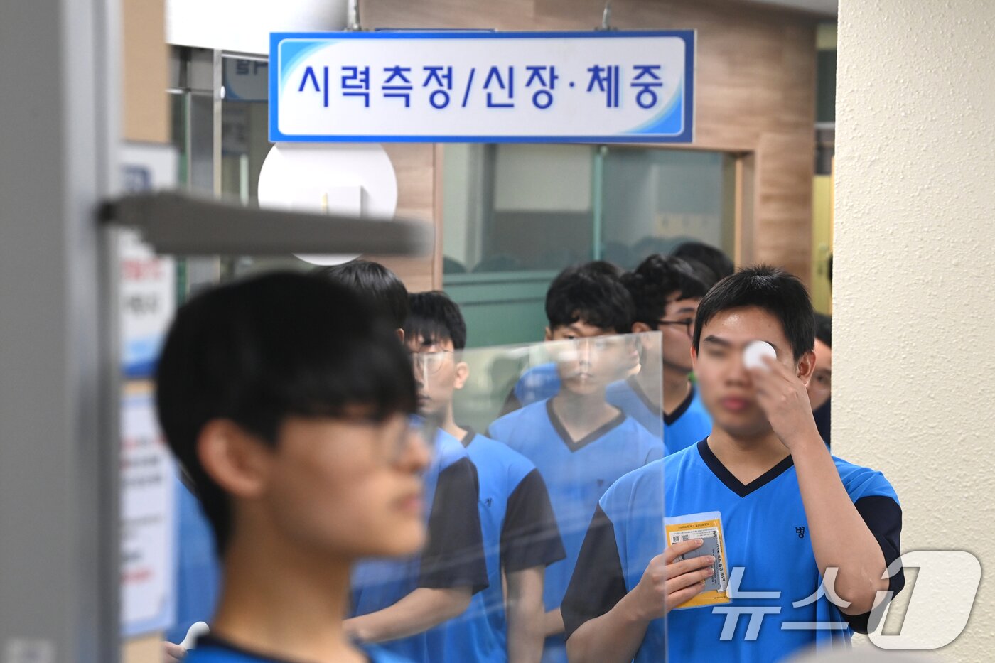 본문 이미지 - 2025년도 첫 병역판정검사가 시작된 13일 오전 경기 수원시 팔달구 경인지방병무청에서 입영대상자들이 신체검사를 받고 있다. (공동취재) 2025.1.13/뉴스1 ⓒ News1 김영운 기자
