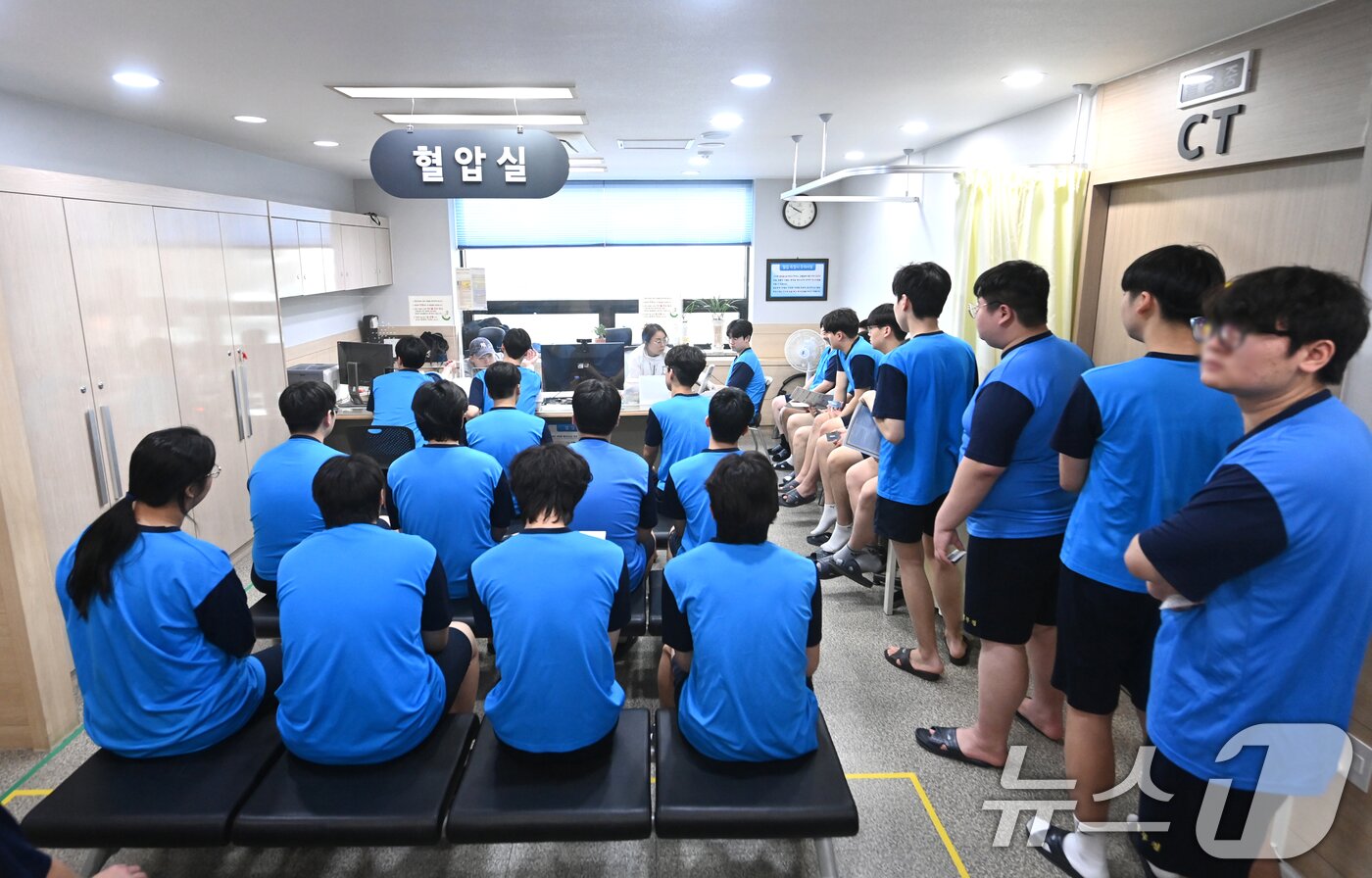 본문 이미지 - 2025년도 첫 병역판정검사가 시작된 13일 오전 경기 수원시 팔달구 경인지방병무청에서 입영대상자들이 신체검사를 받고 있다. (공동취재) 2025.1.13/뉴스1 ⓒ News1 김영운 기자