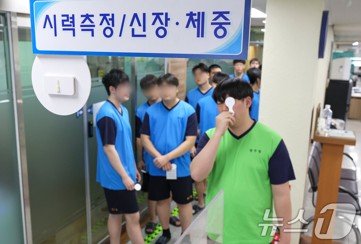 본문 이미지 - 2025년도 첫 병역판정검사가 시작된 13일 오전 경기 수원시 팔달구 경인지방병무청에서 입영대상자들이 신체검사를 받고 있다. (공동취재) 2025.1.13/뉴스1 ⓒ News1 김영운 기자