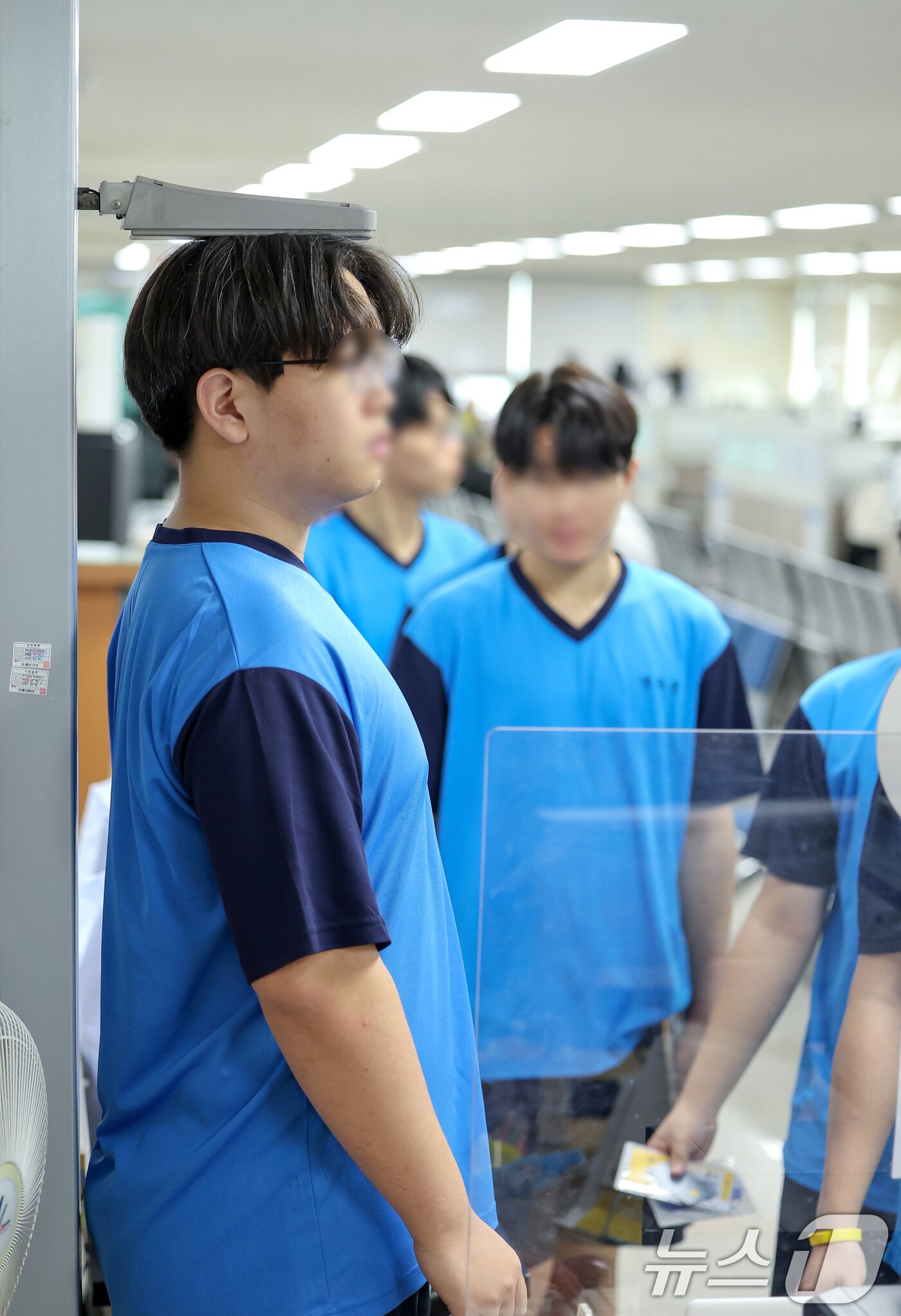 본문 이미지 - 2025년도 첫 병역판정검사가 시작된 13일 오전 경기 수원시 팔달구 경인지방병무청에서 입영대상자들이 신체검사를 받고 있다. (공동취재) 2025.1.13/뉴스1 ⓒ News1 김영운 기자