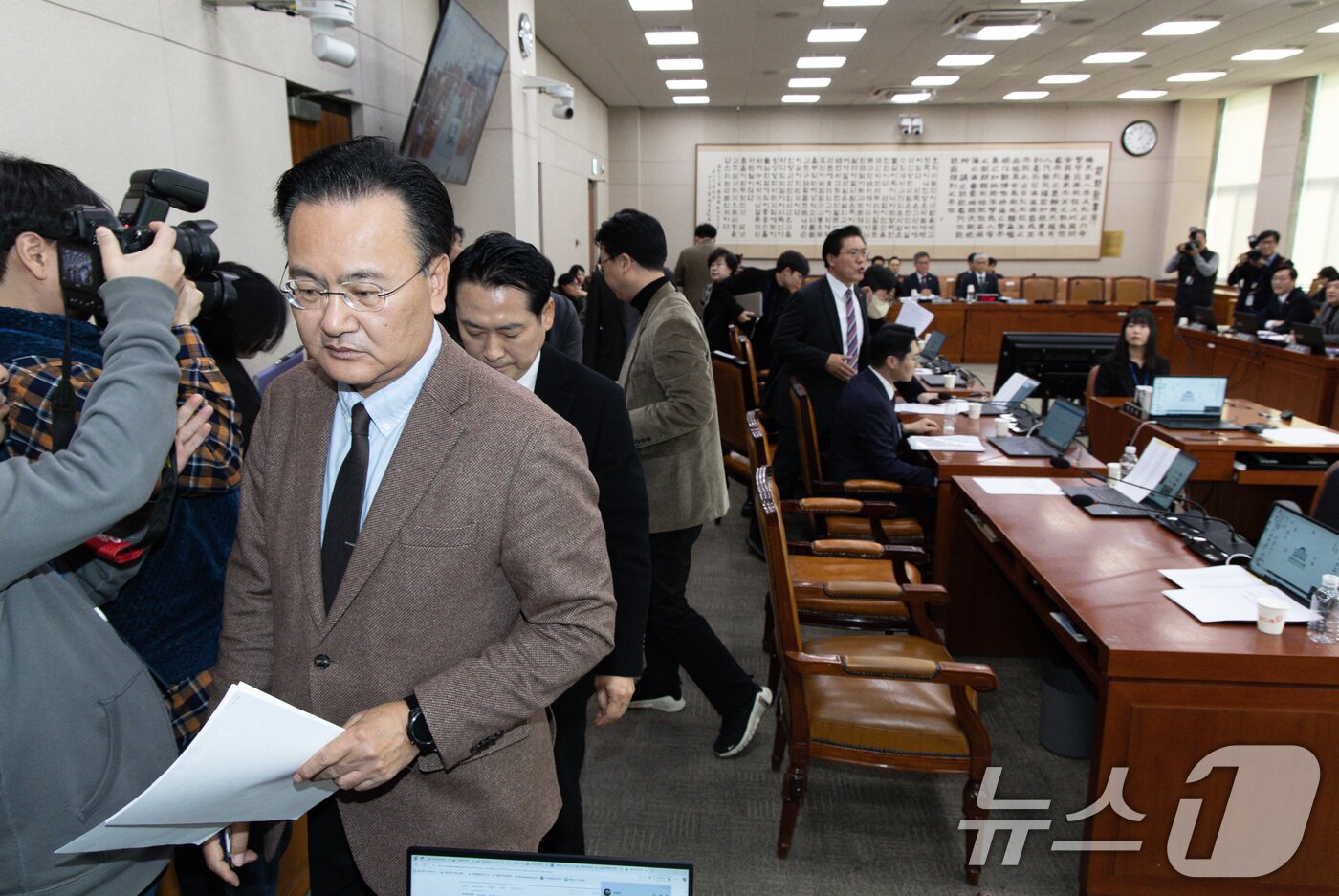 본문 이미지 - 유상범 국회 법제사법이원회 국민의힘 간사를 비롯한 국힘 법사위원들이 13일 오전 서울 여의도 국회에서 열린 법제사법위원회&#40;법사위&#41; 전체회의에서 윤석열 정부의 내란ㆍ외환 행위의 진상규명을 위한 특별검사 임명 등에 관한 법률안이 상정되자 퇴장하고 있다. 2025.1.13/뉴스1 ⓒ News1 이재명 기자