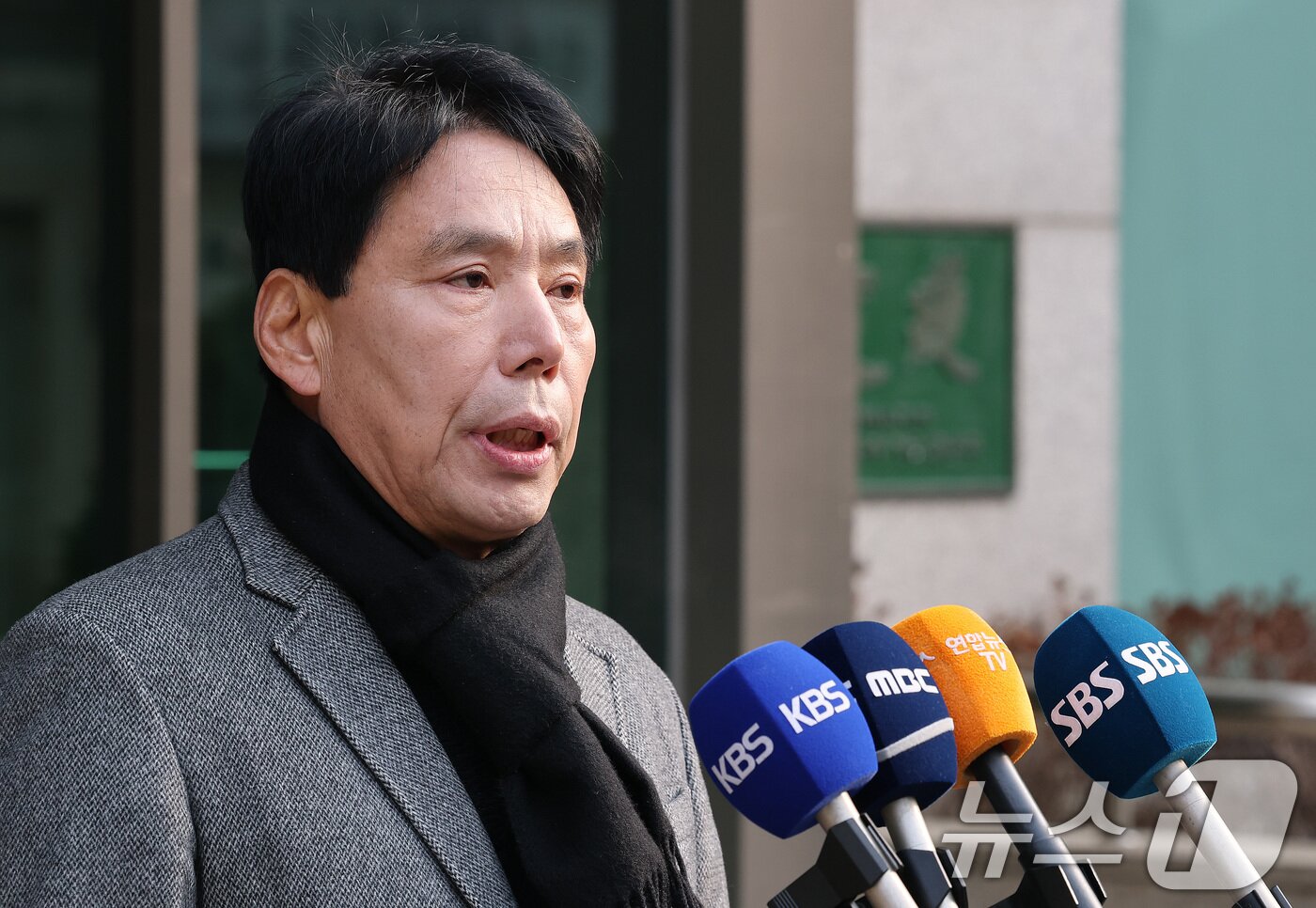 본문 이미지 - 제55대 대한축구협회 선거에 출마하는 신문선 후보가 13일 오전 서울 종로구 축구회관 앞에서 긴급 기자회견을 하고 있다. 2025.1.13/뉴스1 ⓒ News1 임세영 기자