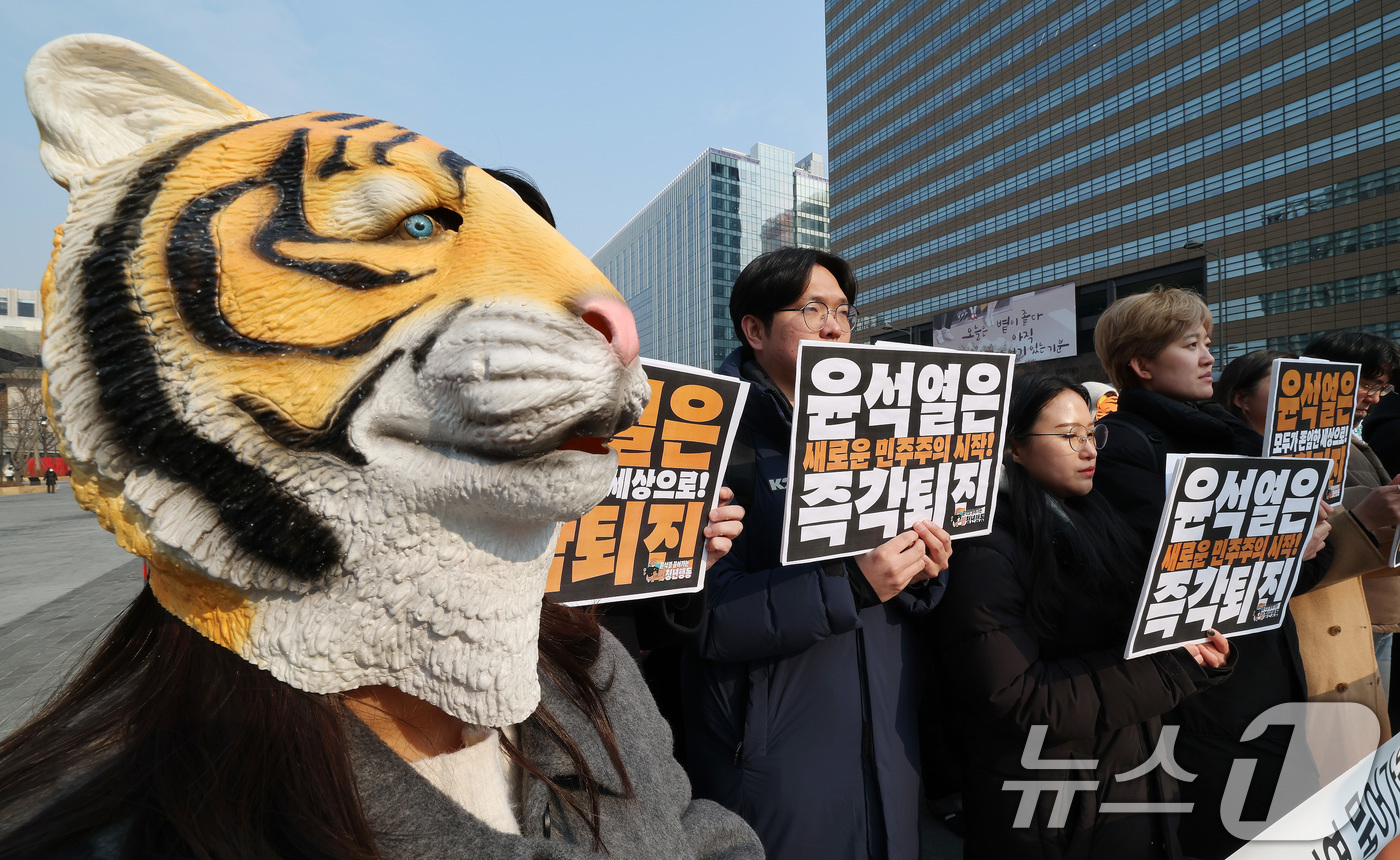(서울=뉴스1) 임세영 기자 = 13일 오전 서울 세종대로 광화문광장에서 열린 '윤석열 물어가는 범청년행동 출범 기자회견'에서 참석자들이 피켓을 들고 있다. 2025.1.13/뉴스 …