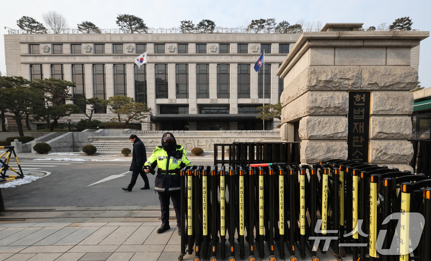 (서울=뉴스1) 송원영 기자 = 윤석열 대통령 탄핵심판 사건의 첫 변론기일이 하루 앞으로 다가온 13일 서울 종로구 헌법재판소에서 경찰들이 경계근무를 하고 있다.윤 대통령 측이 체 …