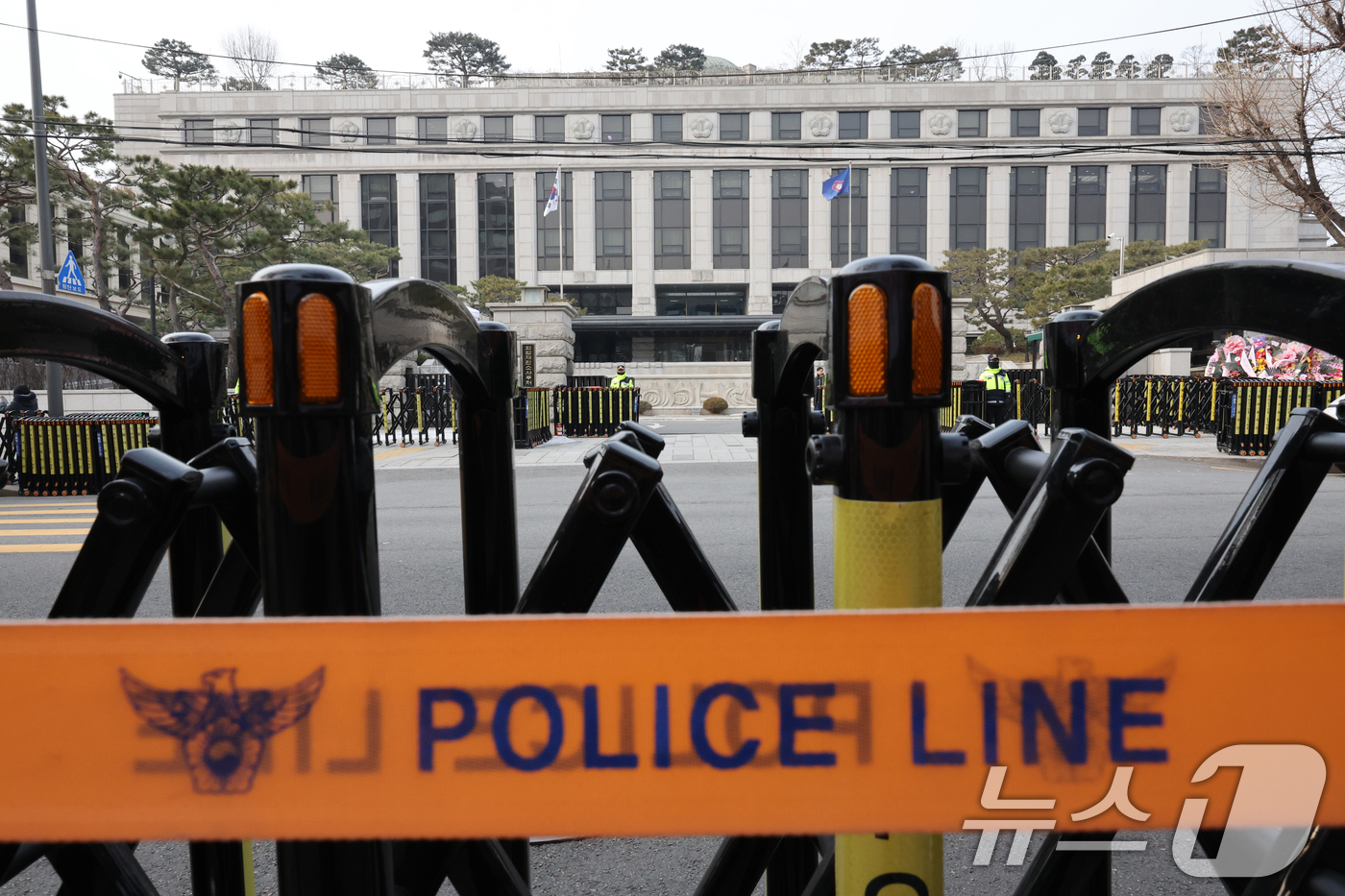 (서울=뉴스1) 송원영 기자 = 윤석열 대통령 탄핵심판 사건의 첫 변론기일이 하루 앞으로 다가온 13일 서울 종로구 헌법재판소에서 경찰들이 경계근무를 하고 있다.윤 대통령 측이 체 …