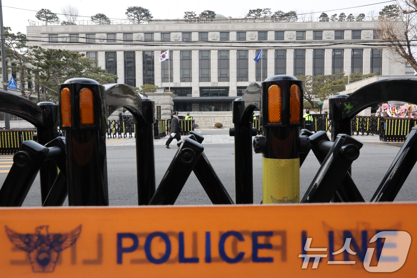 (서울=뉴스1) 송원영 기자 = 윤석열 대통령 탄핵심판 사건의 첫 변론기일이 하루 앞으로 다가온 13일 서울 종로구 헌법재판소에서 경찰들이 경계근무를 하고 있다.윤 대통령 측이 체 …