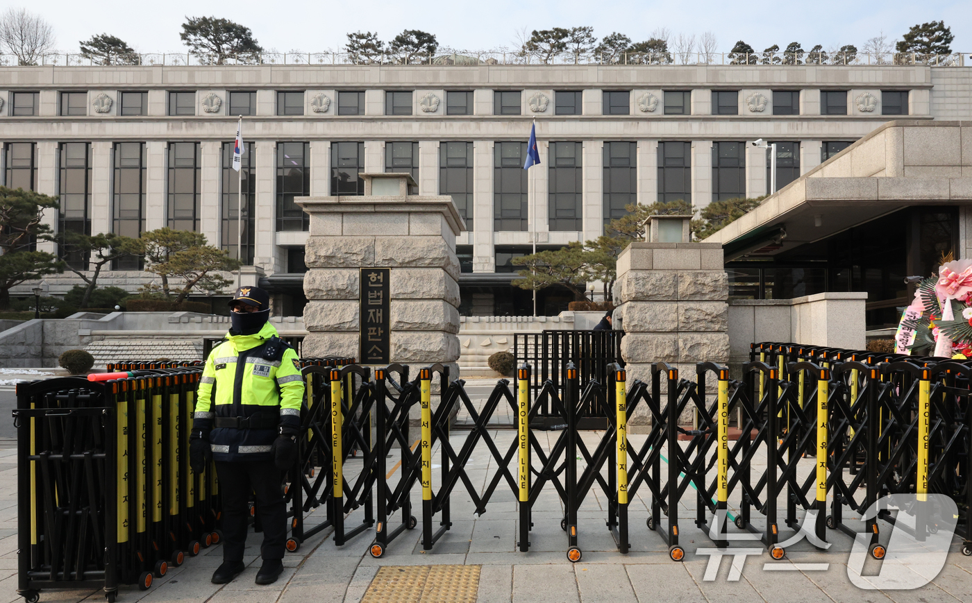 (서울=뉴스1) 송원영 기자 = 윤석열 대통령 탄핵심판 사건의 첫 변론기일이 하루 앞으로 다가온 13일 서울 종로구 헌법재판소에서 경찰들이 경계근무를 하고 있다.윤 대통령 측이 체 …