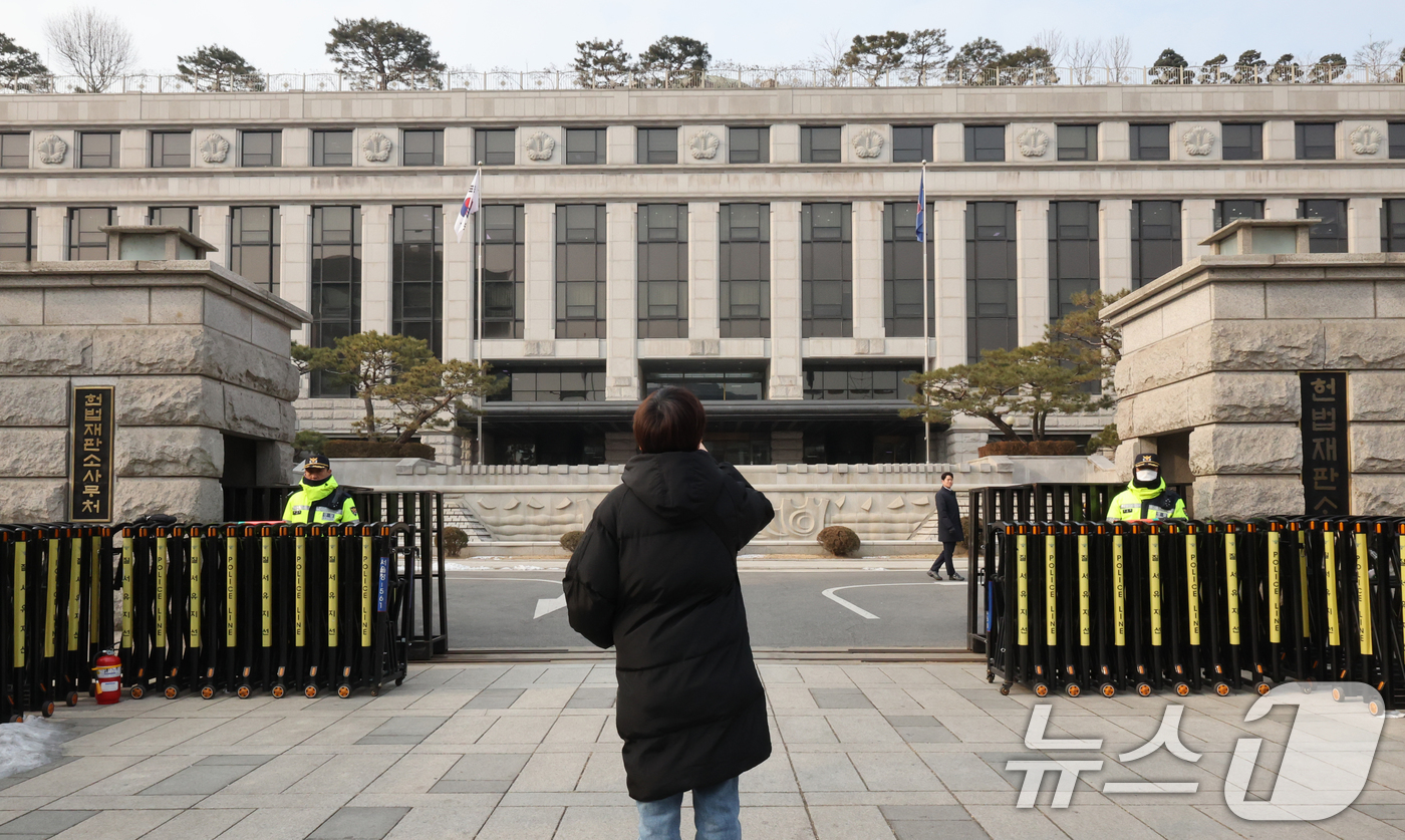 (서울=뉴스1) 송원영 기자 = 윤석열 대통령 탄핵심판 사건의 첫 변론기일이 하루 앞으로 다가온 13일 서울 종로구 헌법재판소에서 한 시민이 헌재를 바라보고 있다. 윤 대통령 측이 …