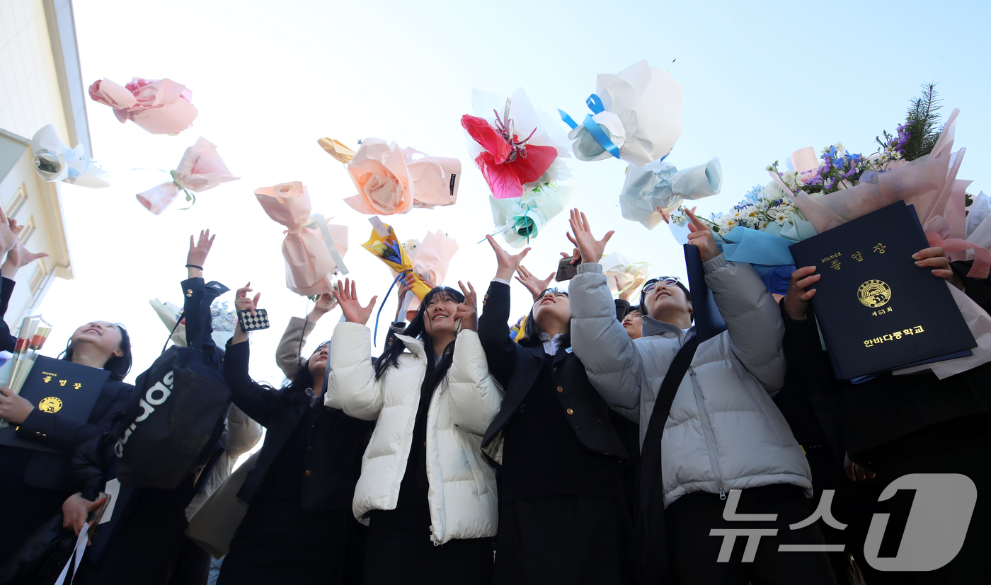 (부산=뉴스1) 윤일지 기자 = 13일 부산 수영구 한바다중학교에서 열린 제53회 졸업식에서 졸업생들이 꽃다발을 던지며 추억을 남기고 있다. 2025.1.13/뉴스1