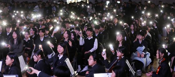 친구들과 이별 아쉬워하는 졸업생들