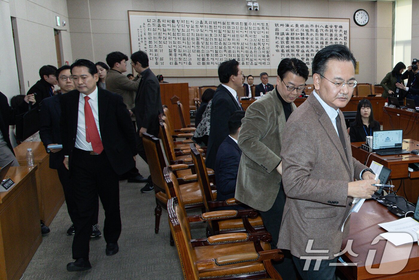 본문 이미지 - 유상범 국회 법제사법위원회 국민의힘 간사를 비롯한 국힘 법사위원들이 13일 오전 서울 여의도 국회에서 열린 법제사법위원회&#40;법사위&#41; 전체회의에서 윤석열 정부의 내란ㆍ외환 행위의 진상규명을 위한 특별검사 임명 등에 관한 법률안이 상정되자 퇴장하고 있다. 2025.1.13/뉴스1 ⓒ News1 이재명 기자