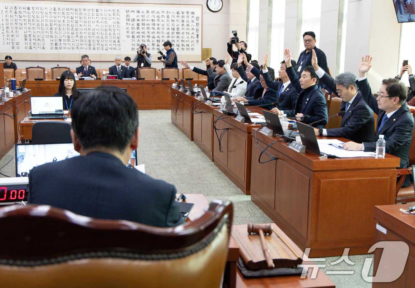 본문 이미지 - 정청래 국회 법제사법위원회 위원장을 비롯한 야당 의원들이 13일 오전 서울 여의도 국회에서 열린 법제사법위원회&#40;법사위&#41; 전체회의에서 토론 종결 찬성에 거수하고 있다. 2025.1.13/뉴스1 ⓒ News1 이재명 기자