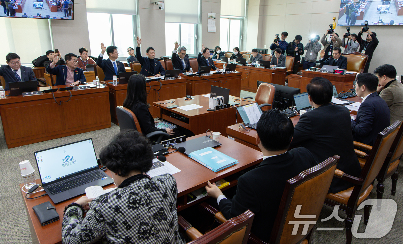 (서울=뉴스1) 이재명 기자 = 13일 오전 서울 여의도 국회에서 열린 법제사법위원회(법사위) 전체회의에서 여야 의원들이 법률안에 대해 거수투표 하고 있다.이번 회의에서 윤석열 정 …