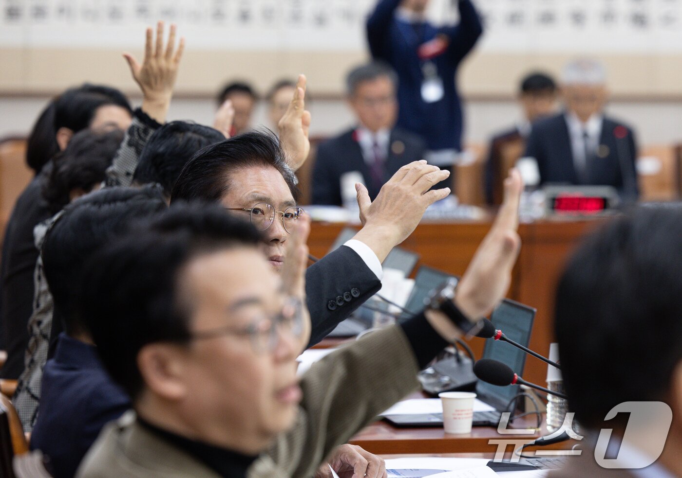 본문 이미지 - 국회 법제사법위원회 국민의힘 의원들이 13일 오전 서울 여의도 국회에서 열린 법제사법위원회&#40;법사위&#41; 전체회의에서 토론종결 반대에 거수하고 있다. 2025.1.13/뉴스1 ⓒ News1 이재명 기자