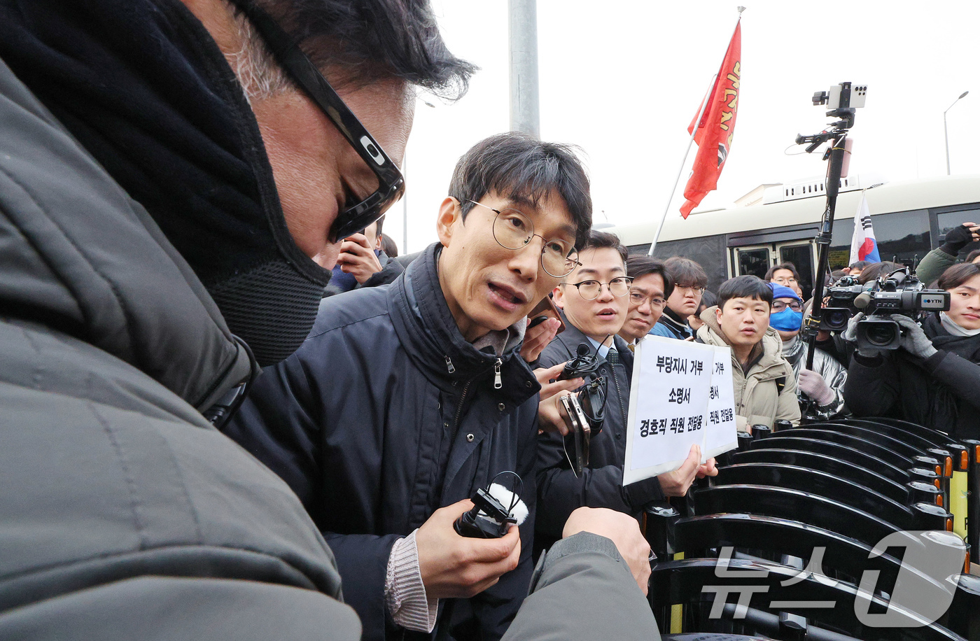 (서울=뉴스1) 장수영 기자 = 서울중앙지법 판사 출신 차성안 서울시립대 법학전문대학원 교수와 윤석열체포변호사단이 13일 오후 서울 용산구 한남동 대통령 관저에서 경호처 직원들에게 …