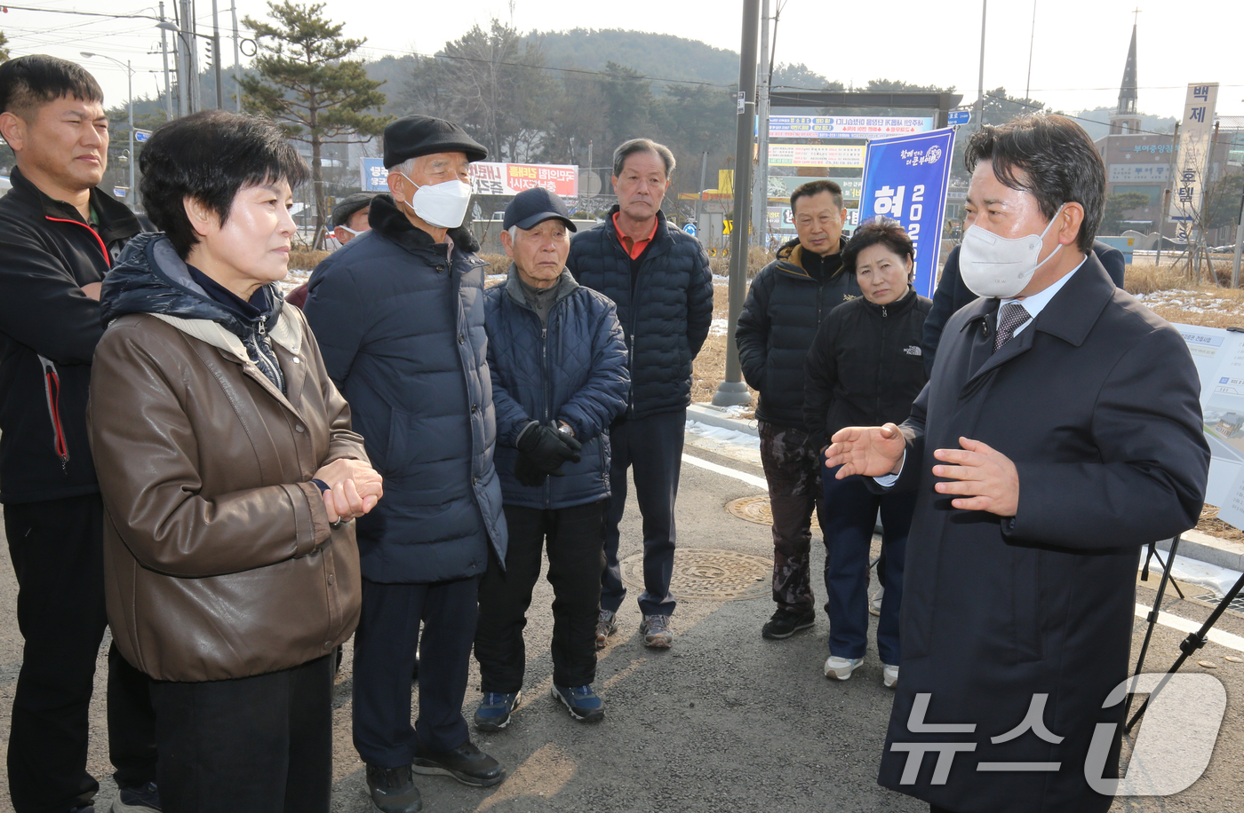 (부여=뉴스1) 김기태 기자 = 찾아가는 동행콘서트에 나선 박정현 부여군수가 13일 충남 부여 부여읍 쌍북리 사비마을 이주단지 조성 현장에서 주민과 대화를 하고 있다. 2025.1 …