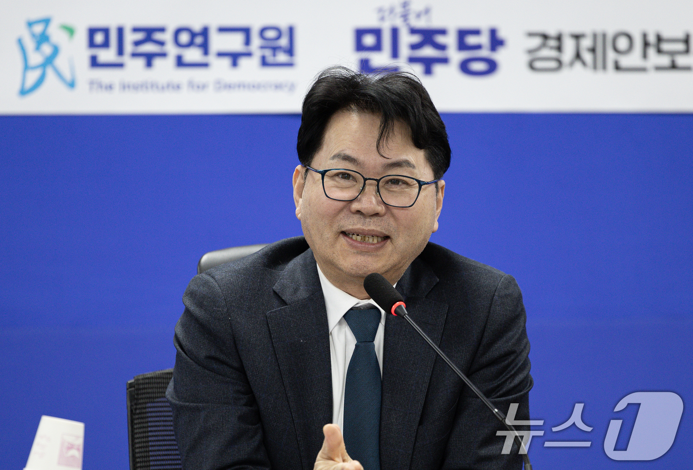 (서울=뉴스1) 이재명 기자 = 이한주 민주연구원 원장이  13일 오후 서울 여의도 국회 의원회관에서 열린 트럼프 2.0 시대의 통상·산업정책 연속 경청 간담회에서 인사말을 하고 …