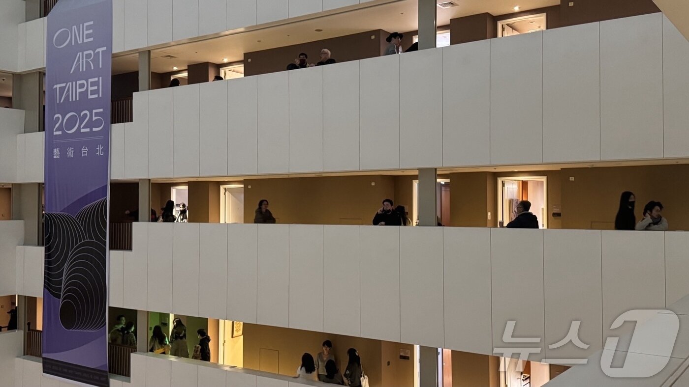 본문 이미지 -  대만 타이베이 메트로폴리탄 호텔에서 10일부터 12일까지 열린 '원 아트 타이베이'를 보러온 관람객들의 모습. 2025.1.10/뉴스1 ⓒ 뉴스1 김일창 기자