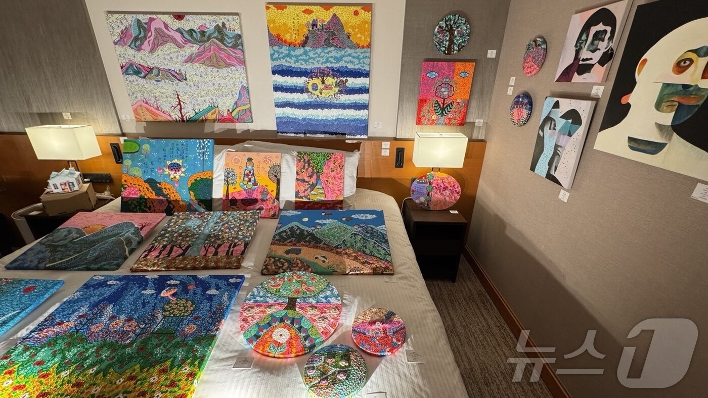 본문 이미지 - 대만 타이베이 메트로폴리탄 호텔에서 10일부터 12일까지 열린 '원 아트 타이베이'에 참가한 한 갤러리 모습. 2025.1.10/뉴스1 ⓒ 뉴스1 김일창 기자 