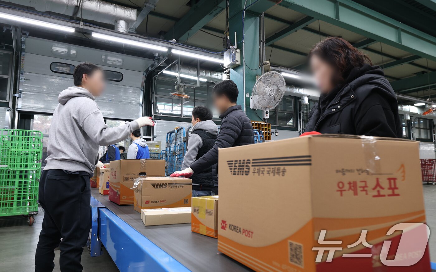 본문 이미지 - 명절을 앞두고 택배 작업을 하고 있는 모습.. 2025.1.13/뉴스1 ⓒ News1 김영운 기자
