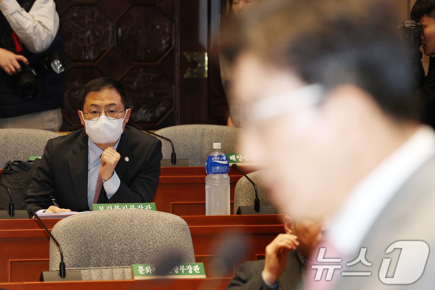 본문 이미지 - 김상욱 국민의힘 의원이 13일 오후 서울 여의도 국회에서 열린 의원총회에서 권성동 원내대표의 발언을 듣고 있다. 2025.1.13/뉴스1 ⓒ News1 이광호 기자