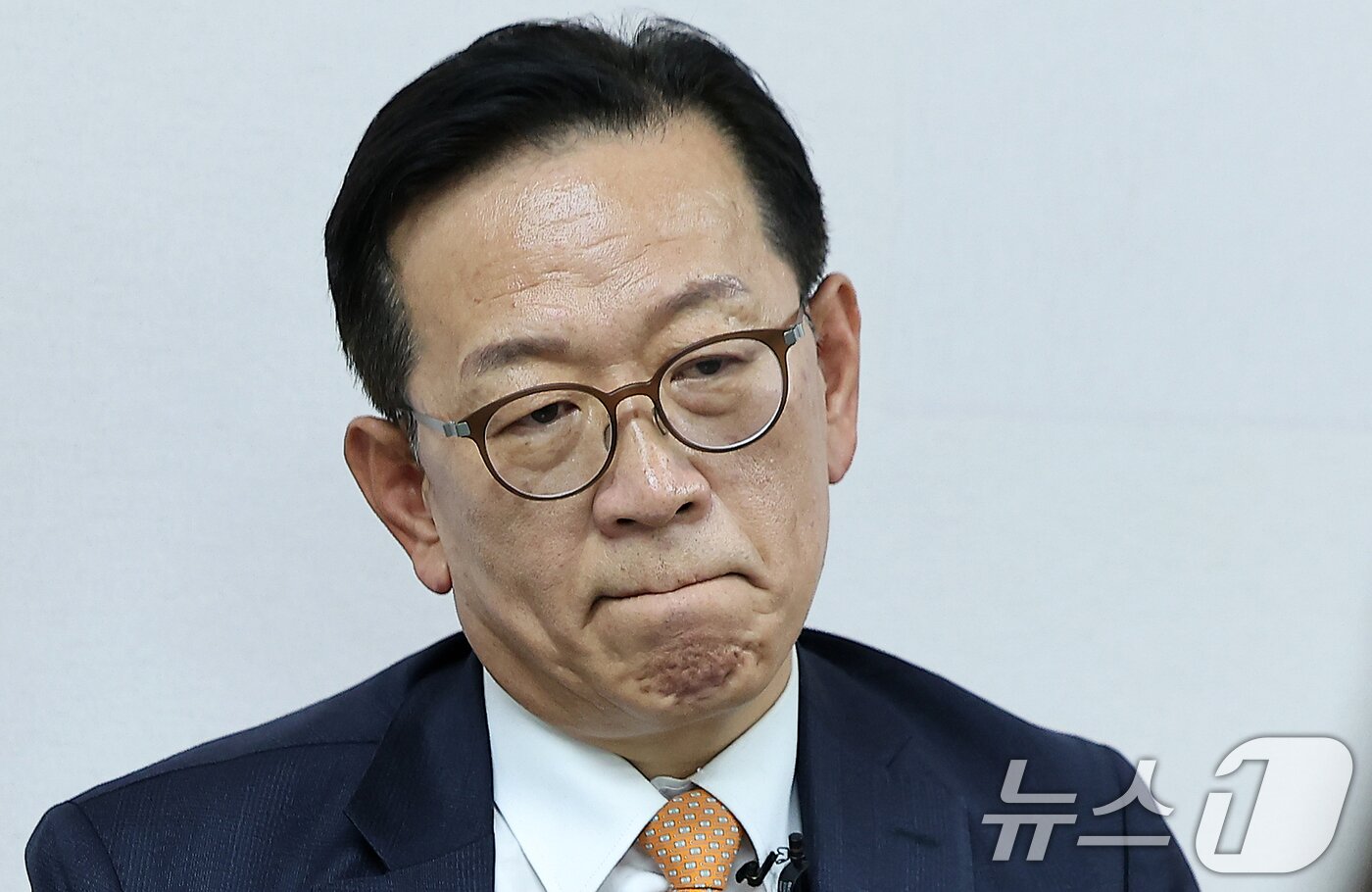 본문 이미지 - 윤석열 대통령 측 법률자문인 석동현 변호사가 13일 오후 서울 서초구 석 변호사 사무실에서 고위공직자범죄수사처의 체포영장 관련 브리핑 중 취재진의 질문을 듣고 있다. 2025.1.13/뉴스1 ⓒ News1 김진환 기자