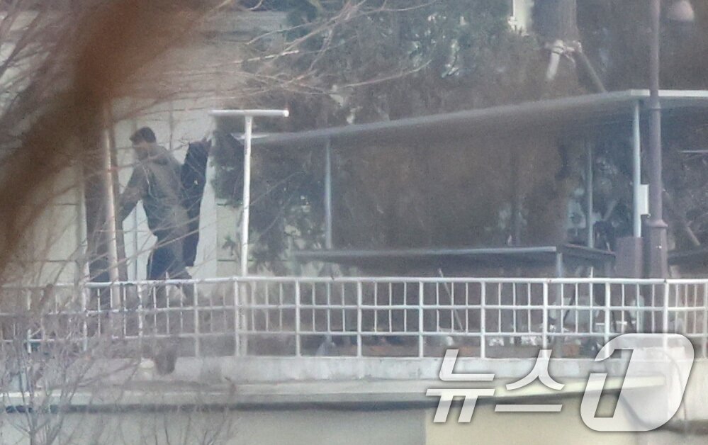 본문 이미지 - 윤석열 대통령 체포영장 집행 초읽기에 들어간 13일 서울 용산구 한남동 대통령 관저에서 화기가 든 것으로 추정되는 배낭을 멘 대통령경호처 요원이 오가고 있다. 2025.1.13/뉴스1 ⓒ News1 임세영 기자