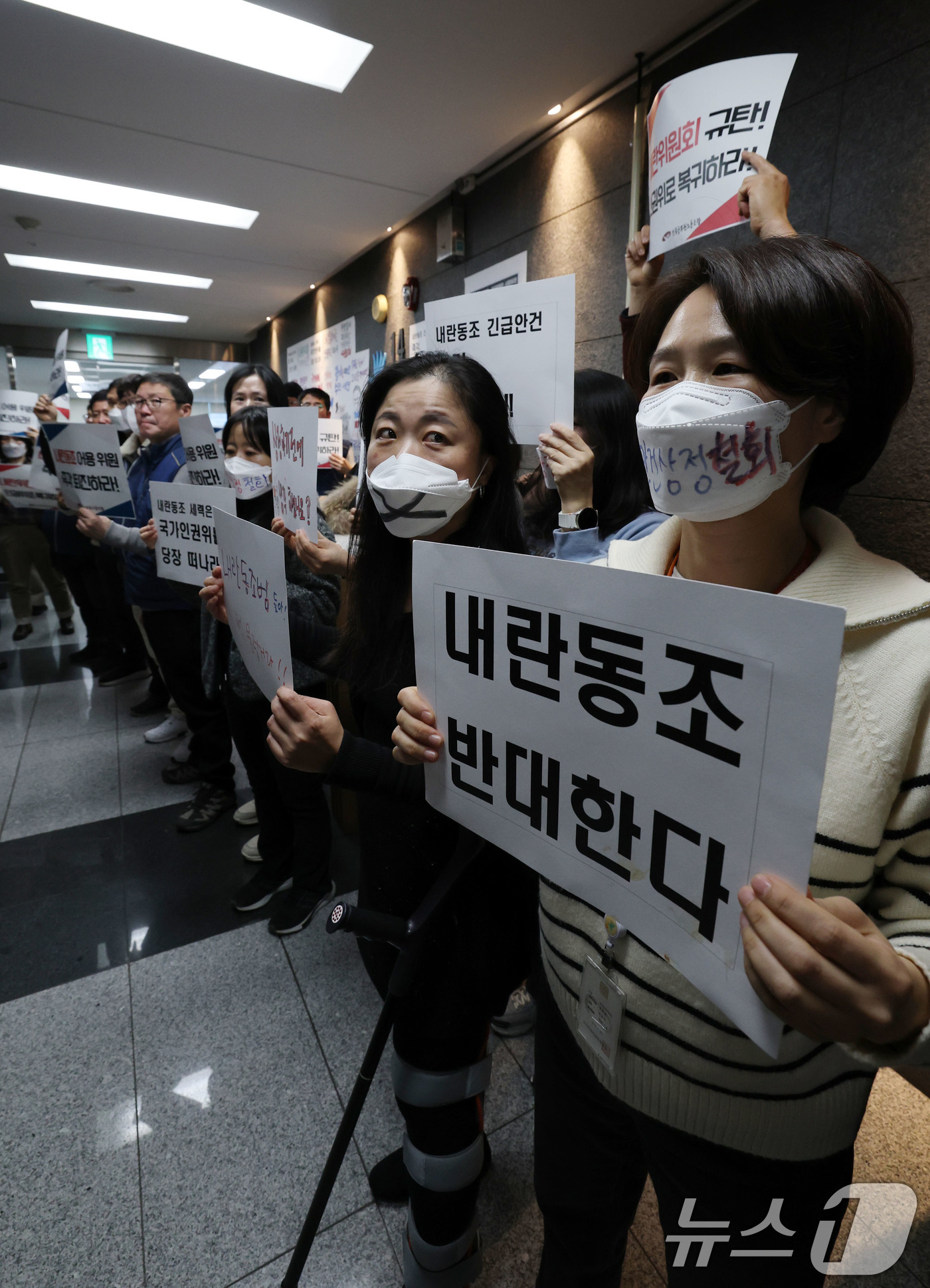 (서울=뉴스1) 박세연 기자 = 인권위 직원과 공무원 노조원들이 13일 서울 중구 국가인권위에서 제1차 전원위 회의를 앞두고 내란 동조 안창호 국가인권위원장의 사퇴를 촉구하며 구호 …