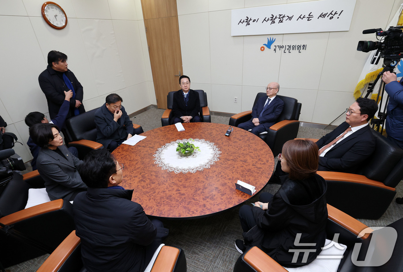 (서울=뉴스1) 박세연 기자 = 양문석 더불어민주당 의원(왼쪽)이 13일 오후 서울 중구 국가인권위원회에서 가진 안창호 국가인권위원장과 야당 국회 운영위원들과의 면담에서 항의하고 …