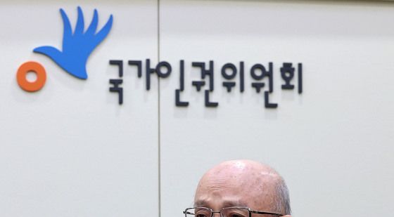 야당의원 면담 발언하는 안창호 위윈장