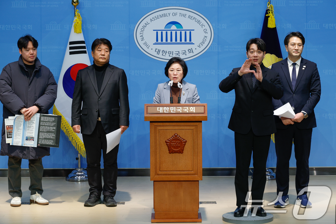 (서울=뉴스1) 안은나 기자 = 김현 더불어민주당 국민소통위원회(허위조작감시단) 위원장과 양문석, 전용기 의원이 13일 서울 여의도 국회 소통관에서 가짜뉴스 관련 현안브리핑을 하고 …