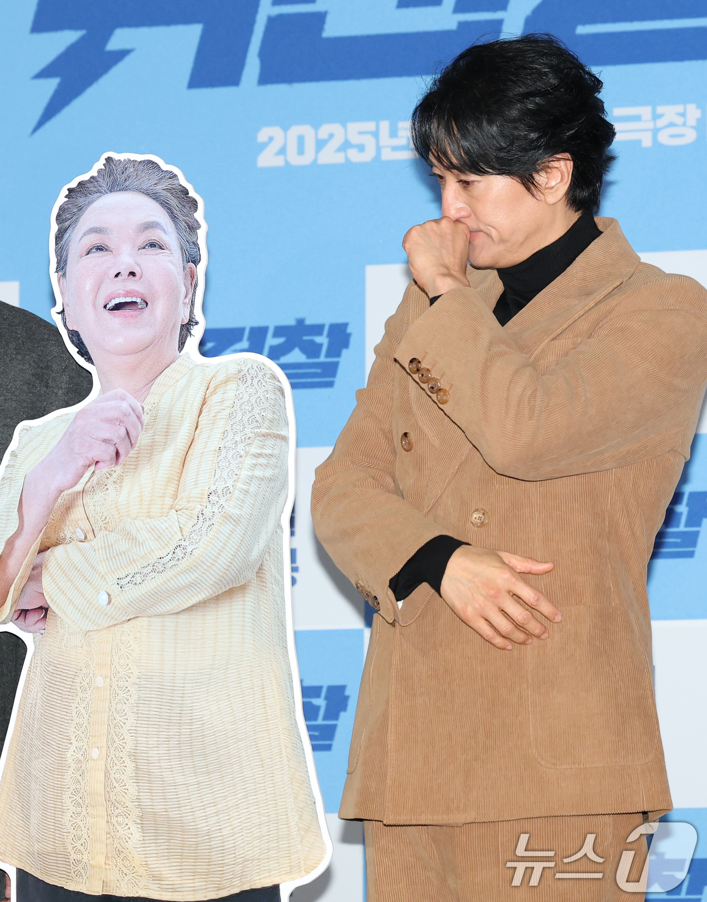 (서울=뉴스1) 권현진 기자 = 배우 신현준이 13일 서울 용산구 CGV용산아이파크몰에서 열린 영화 '귀신경찰'(감독 김영준) 언론시사회에 참석해 고 김수미 생각에 눈물을 흘리고 …