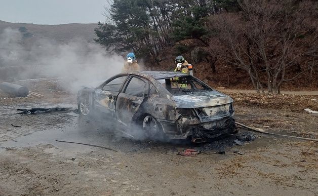 서산 운산면 사찰 인근서 승용차 불에 타…60대 다쳐 병원 이송