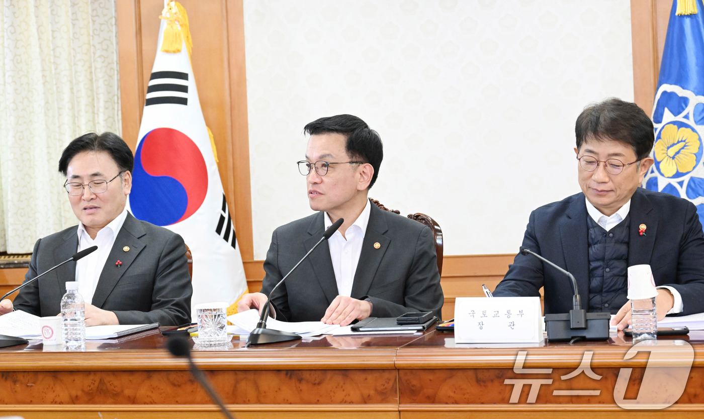 (서울=뉴스1) = 최상목 대통령 권한대행 부총리 겸 기획재정부 장관이 13일 오후 서울 종로구 정부서울청사에서 열린 '2025년 경제2 분야 주요 현안 해법 회의'를 주재하고 있 …