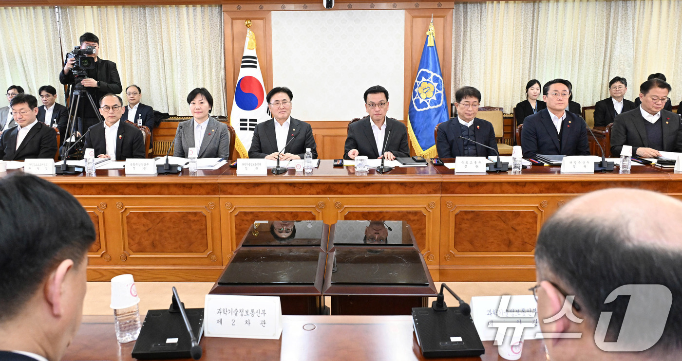 (서울=뉴스1) = 최상목 대통령 권한대행 부총리 겸 기획재정부 장관이 13일 오후 서울 종로구 정부서울청사에서 열린 '2025년 경제2 분야 주요 현안 해법 회의'에서 모두발언을 …