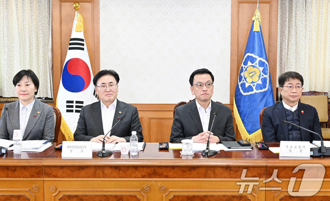 (서울=뉴스1) = 최상목 대통령 권한대행 부총리 겸 기획재정부 장관이 13일 오후 서울 종로구 정부서울청사에서 열린 '2025년 경제2 분야 주요 현안 해법 회의'에서 모두발언을 …