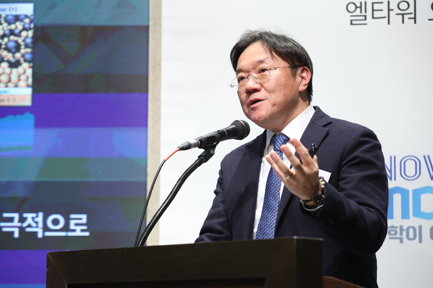 본문 이미지 - 김창환 현대차 부사장이 13일 서울 서초구 양재동 엘타워에서 열린 한국공학한림원&#40;NAEK&#41; 미래모빌리티위원회 출범식에서 &#39;미래 모빌리티 재구축: 혁신적이고 지속 가능한 모빌리티의 패러다임&#39;을 주제로 패널 발표를 하고 있다&#40;한국공학한림원 제공&#41;. 2025.01.13.