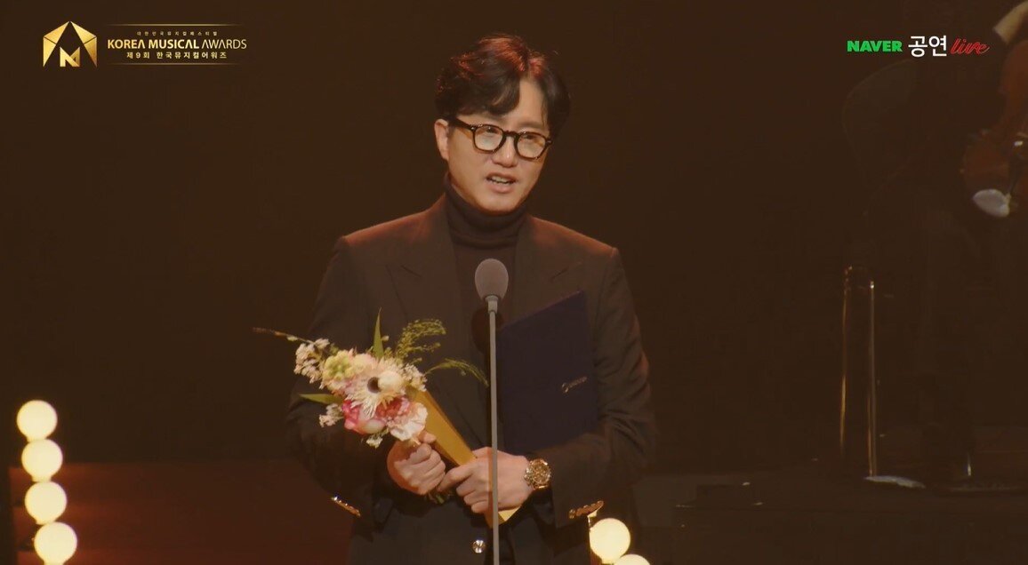 본문 이미지 - '제9회 한국뮤지컬어워즈'에서 대상을 받은 '일 테노레'의 프로듀서를 맡은 신춘수 오디컴퍼니 대표(한국뮤지컬협회/네이버TV 영상 캡처)