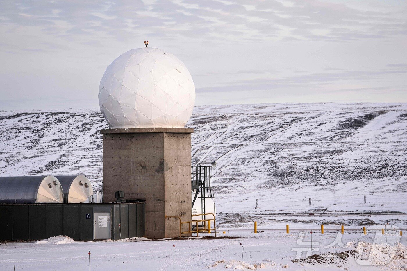 본문 이미지 - 덴마크령인 그린란드의 피츠버그 지역에 설치된 피투픽 우주 기지. 2023.10.04 ⓒ AFP=뉴스1 