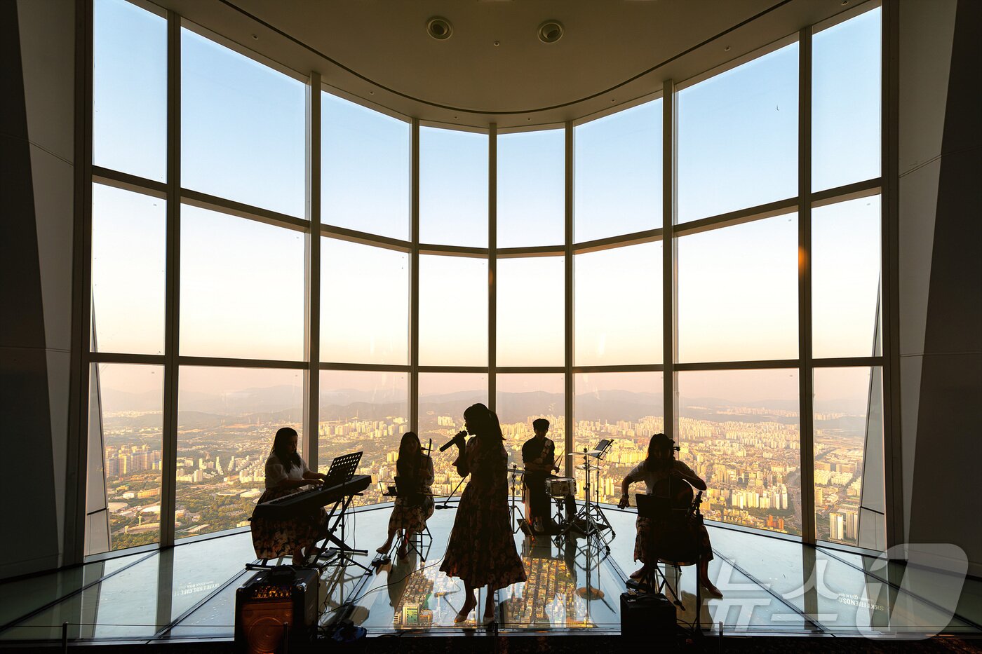 본문 이미지 - 서울 스카이에서 진행하는 설 연휴 버스킹 참여 그룹 '라라 앙상블'(롯데월드 어드벤처 제공)