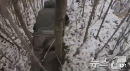 본문 이미지 - 러시아 쿠르스크에 파병된 북한군이 수류탄으로 자폭하기 직전의 모습. 출처=우크라이나군 텔레그램