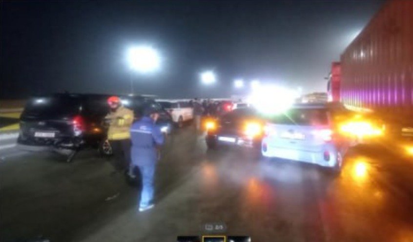 본문 이미지 -  14일 오전 5시 50분께 경기 고양시 덕양구 성사동 서울문산고속도로에서 43중 추돌사고가 발생, 차량 운전자 등13(중상1·경상 12)명이 다쳤다.(고양소방서 제공)/뉴스1