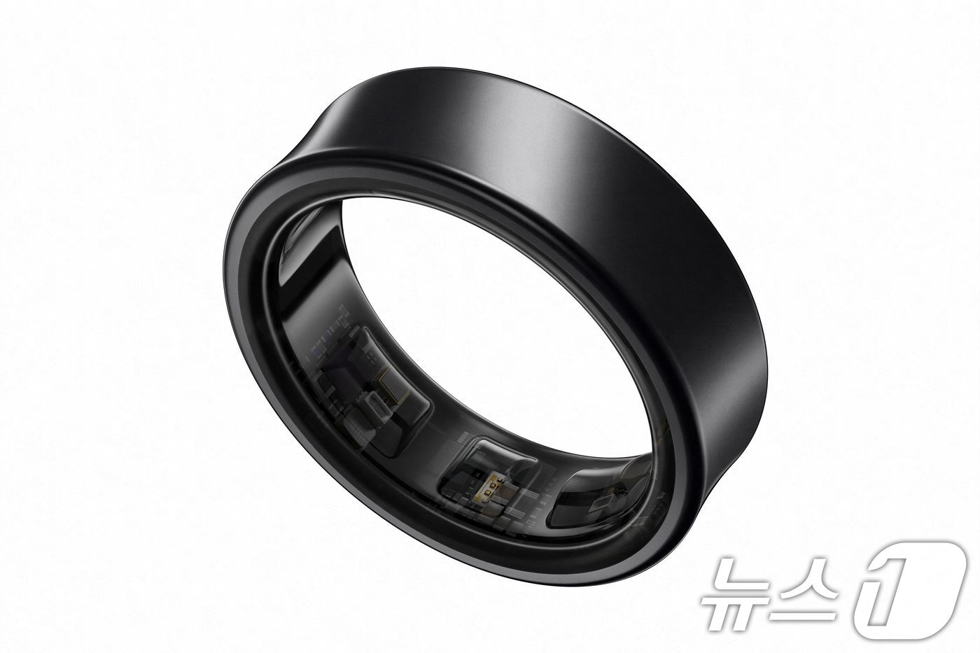 (서울=뉴스1) = 삼성전자가 오는 24일부터 종합적인 건강 관리 솔루션을 제공하는 '갤럭시 링' 신규 사이즈 2종을 국내 출시한다고 14일 밝혔다.'갤럭시 링'은 신규 사이즈인 …