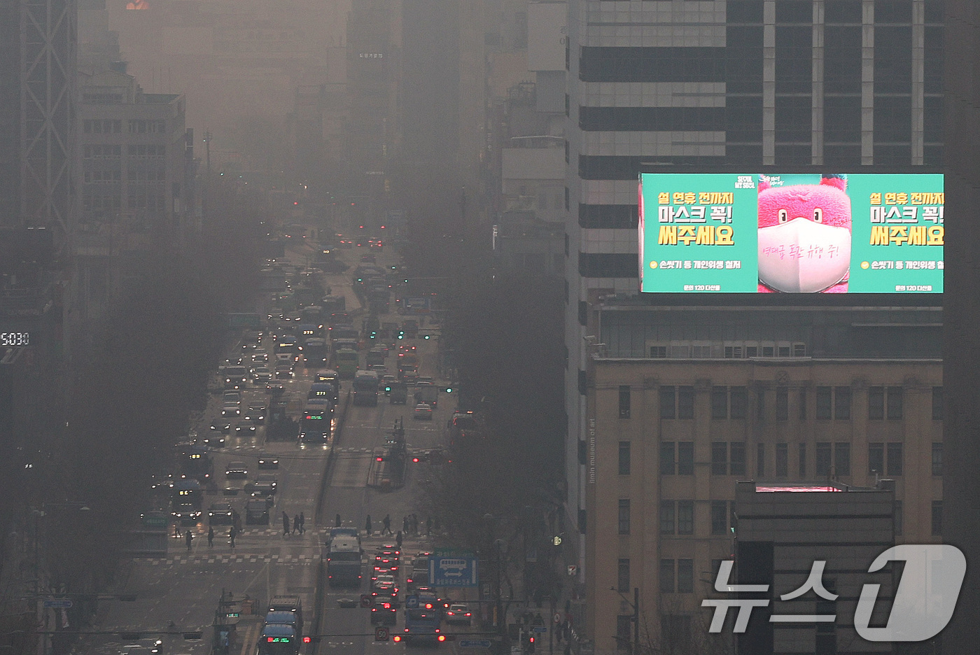 (서울=뉴스1) 신웅수 기자 = 서울 초미세먼지가 '나쁨'을 기록 중인 14일 서울 광화문광장 일대가 뿌옇게 보이고 있다.한국환경공단은 대기 정체로 인해 서울과 중북부 지역에서 대 …