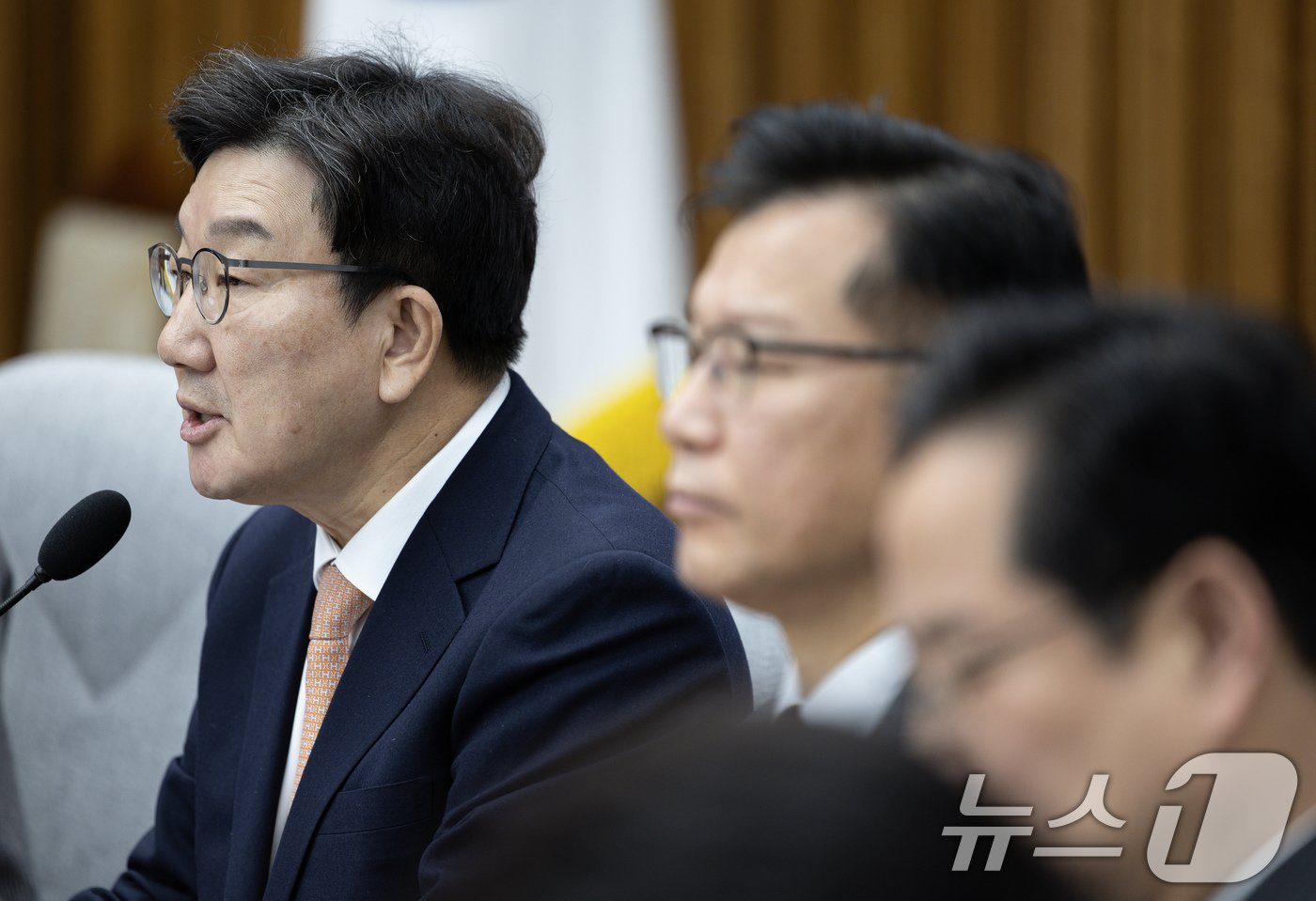 본문 이미지 - 권성동 국민의힘 원내대표가 14일 오전 서울 여의도 국회에서 열린 원내대책회의에서 발언을 하고 있다. 2025.1.14/뉴스1 ⓒ News1 이재명 기자