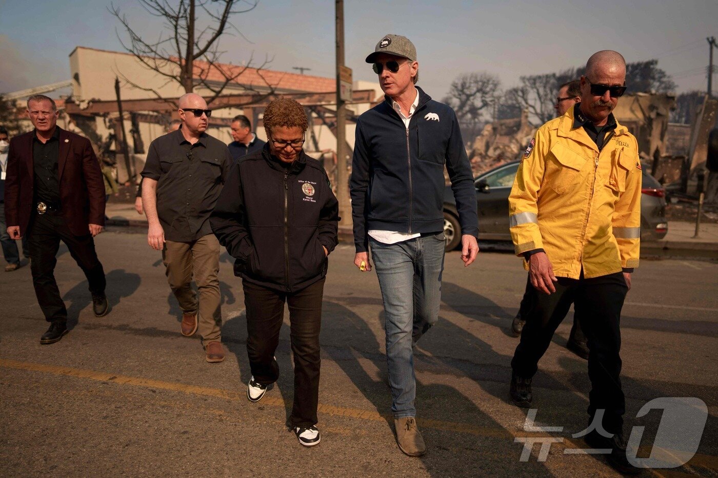 본문 이미지 - 8일(현지시간) 미국 캘리포니아 로스앤젤레스에서 개빈 뉴섬 주지사(중앙)가 지자체 공무원들과 산불 피해 현장을 시찰하고 있다. 2025.01.08/ ⓒ AFP=뉴스1 ⓒ News1 권진영 기자
