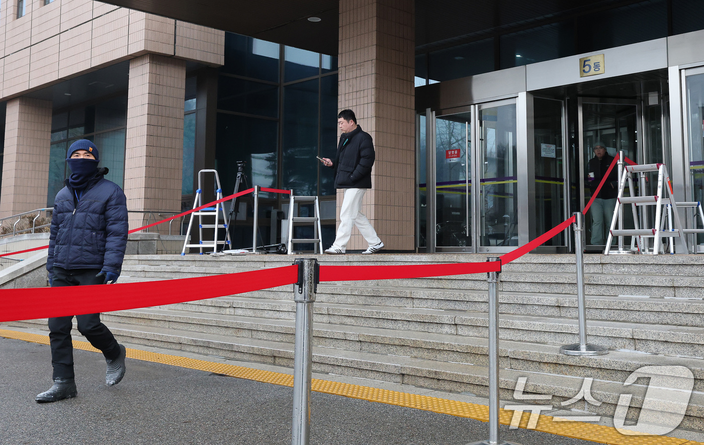 (과천=뉴스1) 임세영 기자 = 대통령경호처와 경찰, 고위공직자범죄수사처(공수처)가 윤석열 대통령 체포영장 집행과 관련해 3자 회동을 진행 중인 14일 오전 경기도 정부과천청사 고 …