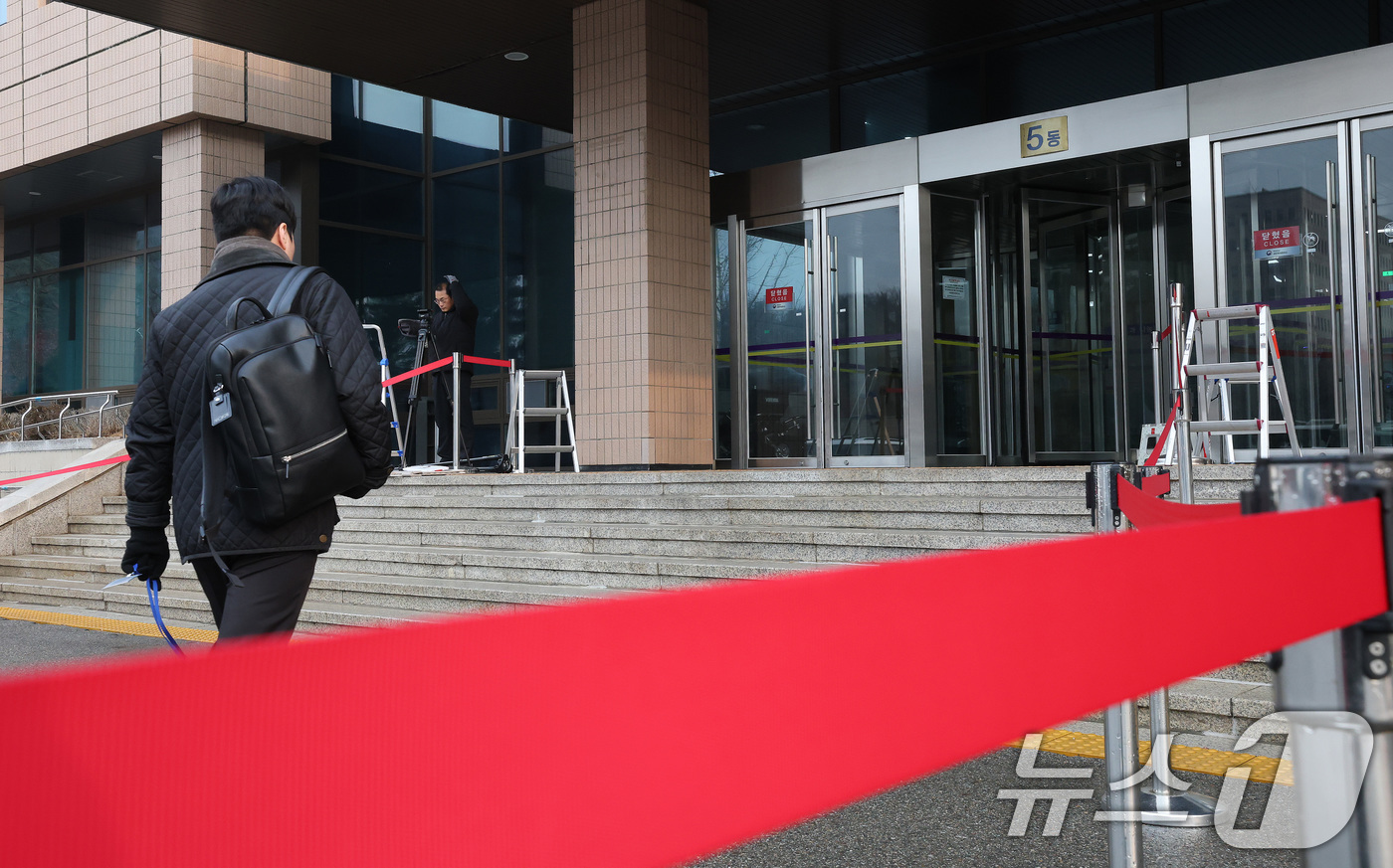 (과천=뉴스1) 임세영 기자 = 대통령경호처와 경찰, 고위공직자범죄수사처(공수처)가 윤석열 대통령 체포영장 집행과 관련해 3자 회동을 진행 중인 14일 오전 경기도 정부과천청사 고 …