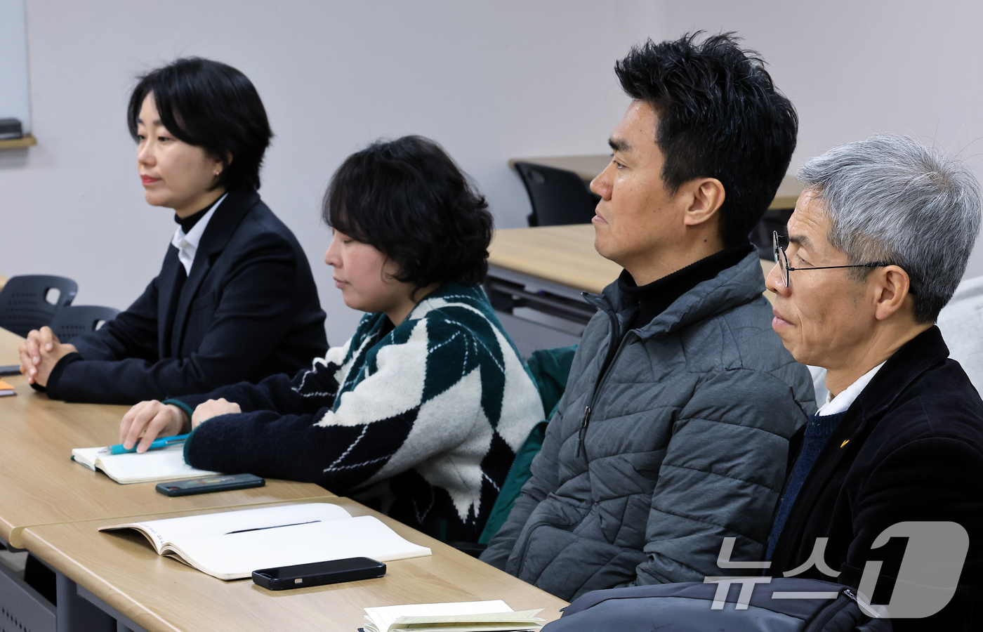 (서울=뉴스1) 박정호 기자 = 김재연 진보당 상임대표와 이상현 녹색당 대표, 이백윤 노동당 대표, 권영국 정의당 대표 등 진보정당 관계자들이 14일 오전 서울 중구 정동 전국민주 …